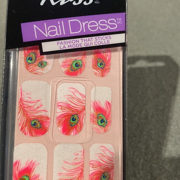 Kiss nail dress stick on nails. 28 strips. NWT - Picture 2 of 4